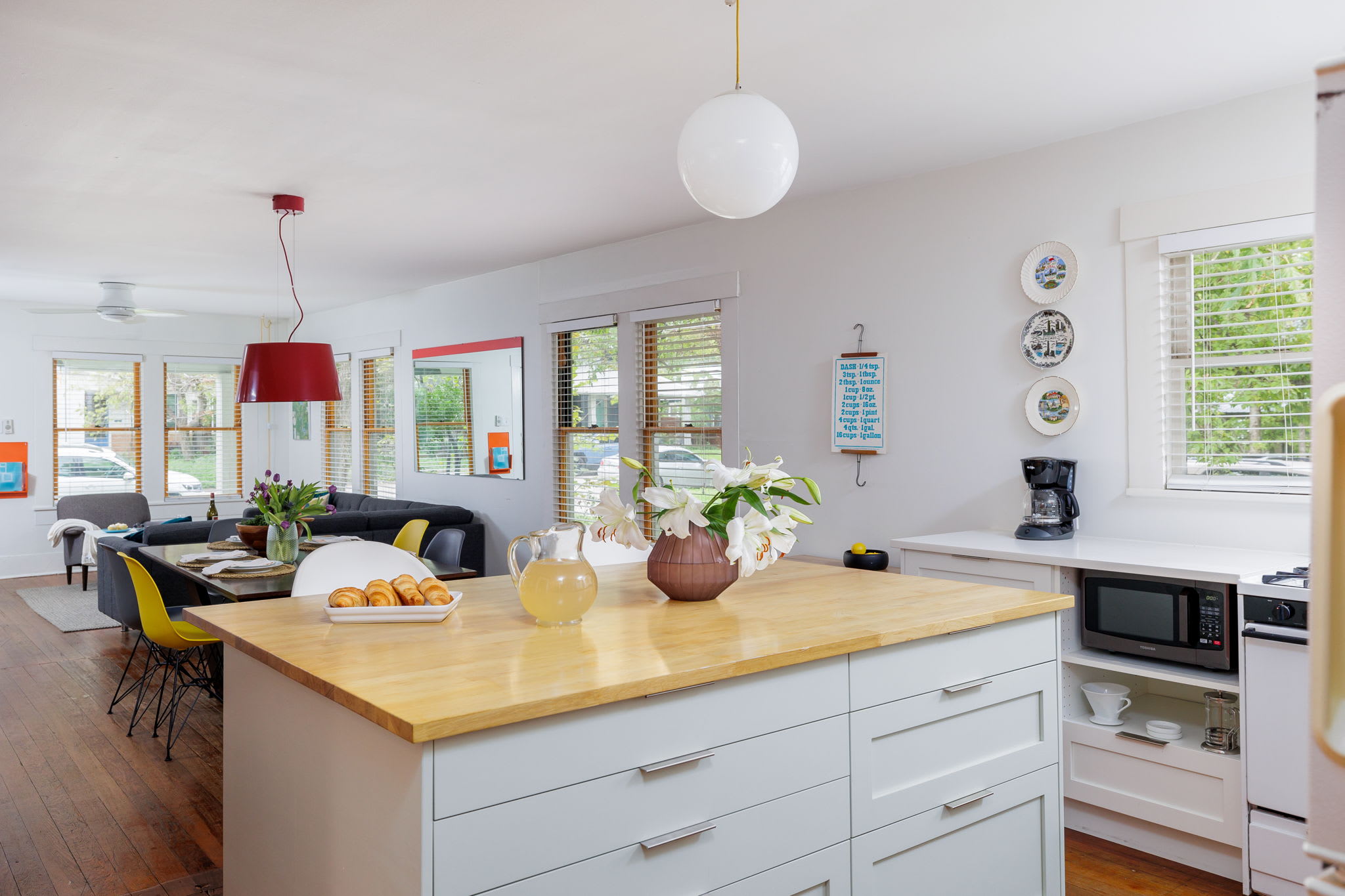 4br, Free Parking, Walk to Food | Pastel Home
