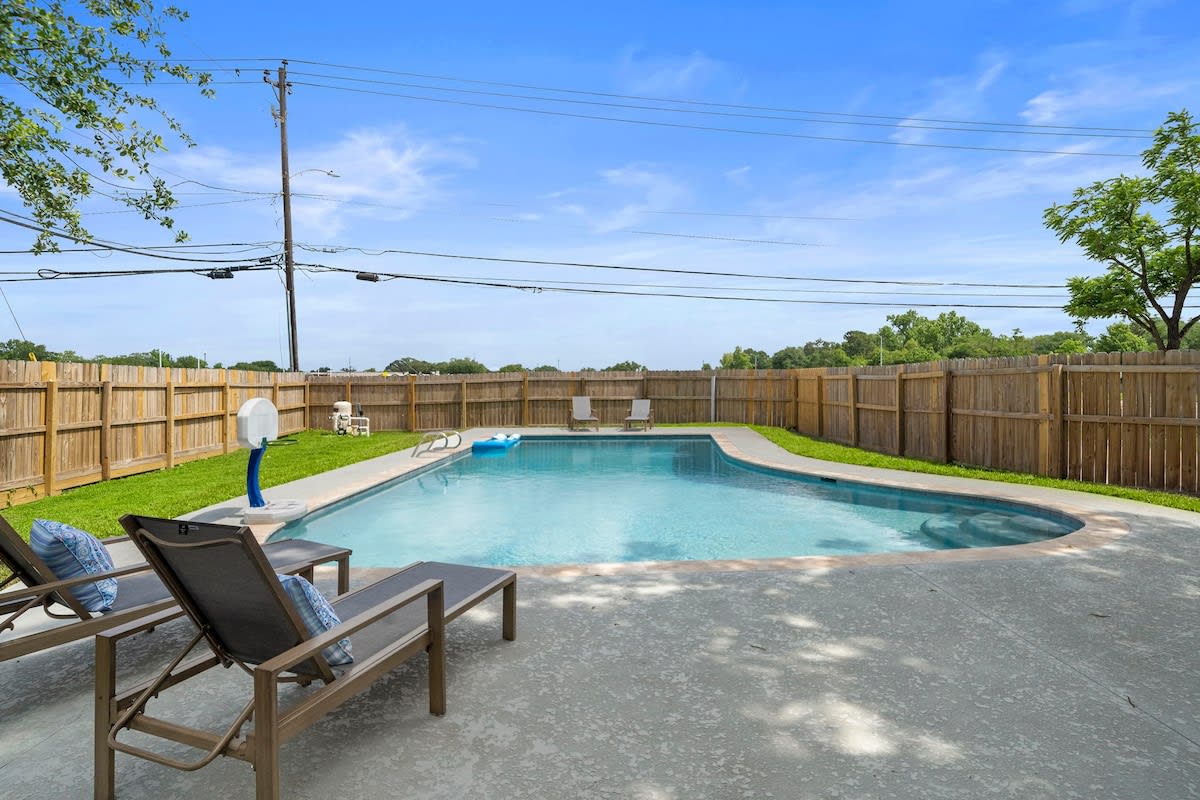 Poolside Paradise: Arcade & Firepit Fun
