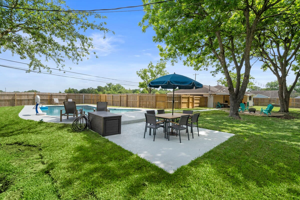 Poolside Paradise: Arcade & Firepit Fun