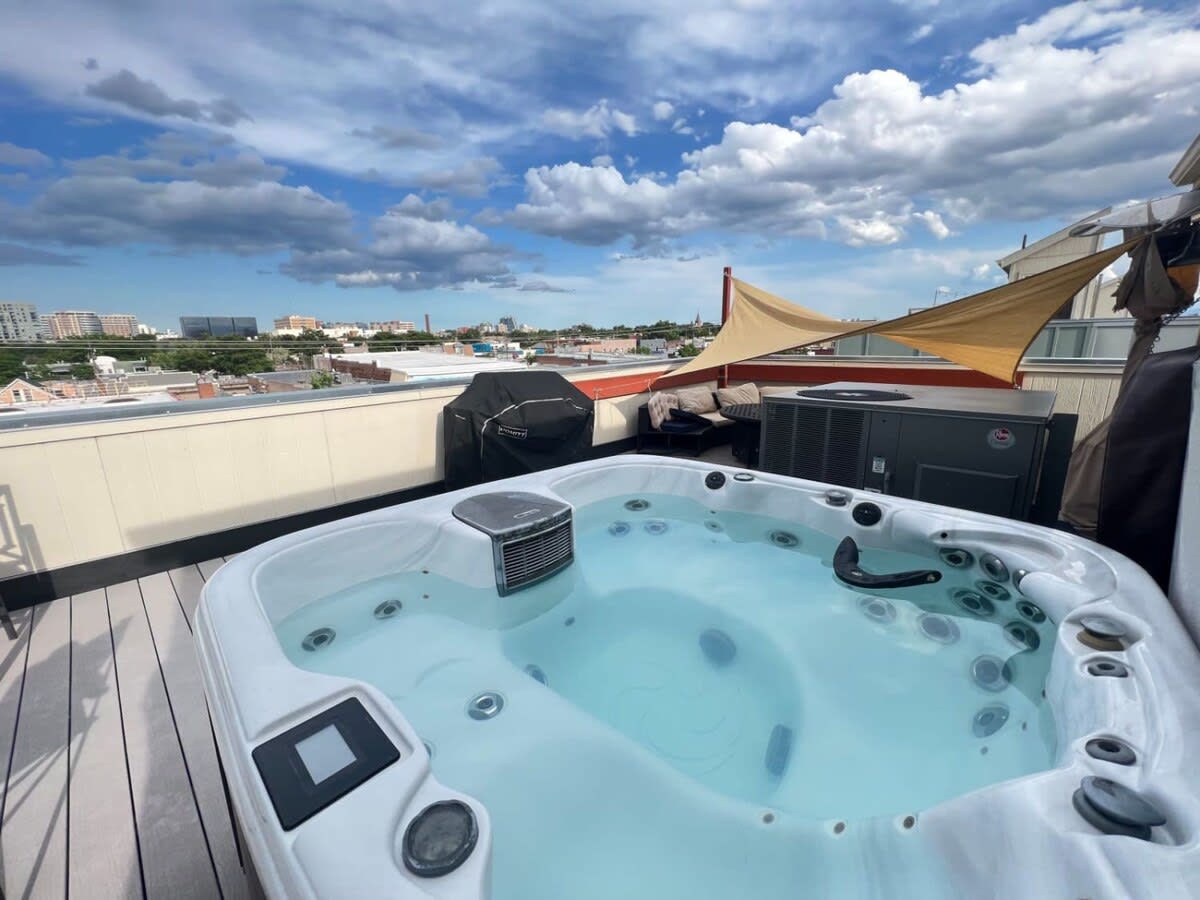 Hot Tub Access And Cozy Living Space - Charming Townhouse Retreat - Denver, CO