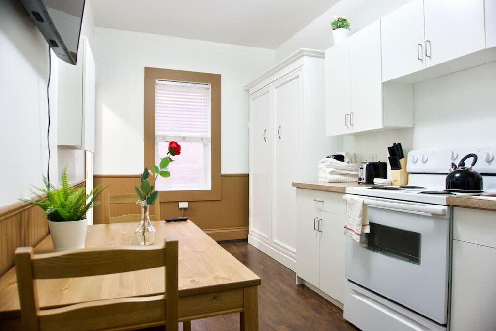Cozy Micro Suite With Smart Tv And Parking - Charming Urban Escape - Saskatchewan