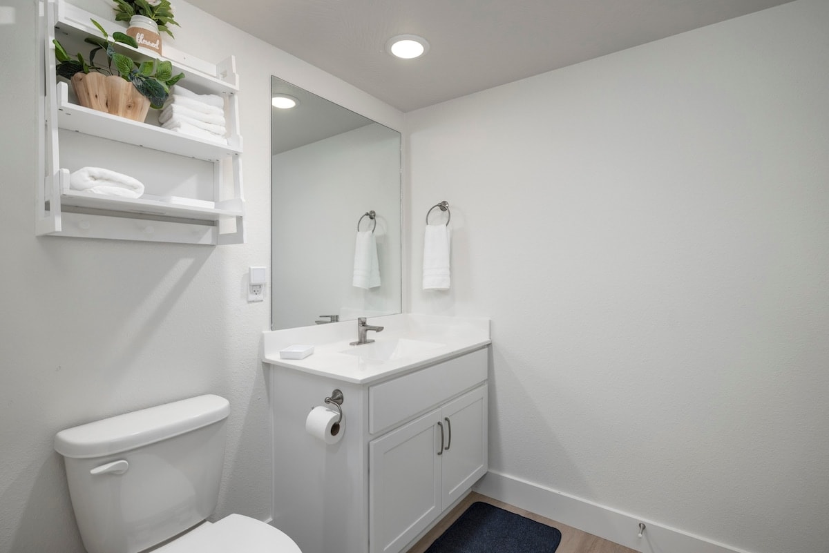 You’ll notice pristine cleanliness in the bathroom and throughout the condo.