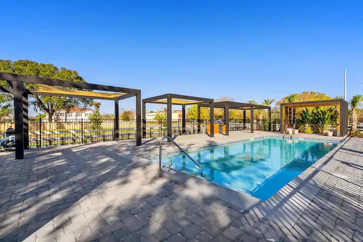 Themed home near Disney w/ pool access