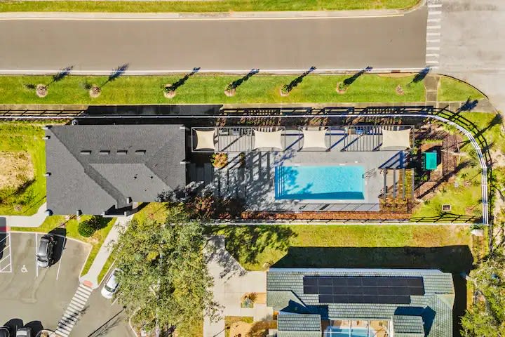 Themed home near Disney w/ pool access