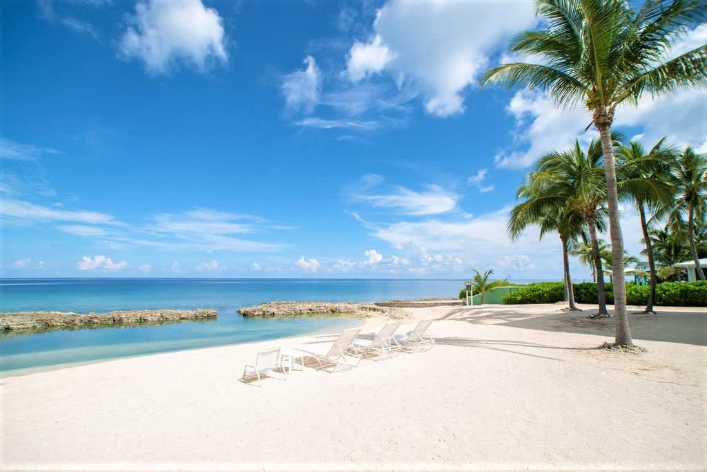 Spacious 3-Bedroom 3-Bathroom Beachfront Condo with Heated Pool — North Side, North Side — vacation rental