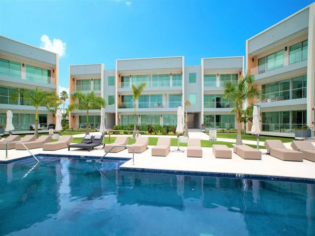 Beautiful Canal Front 2Bd/1Bth Apt w/ Pool and Gym