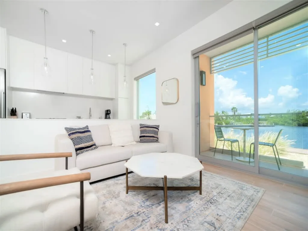 Luxury 1Bdr Waterfront Apt w/ Pool, Hot Tub+ Gym