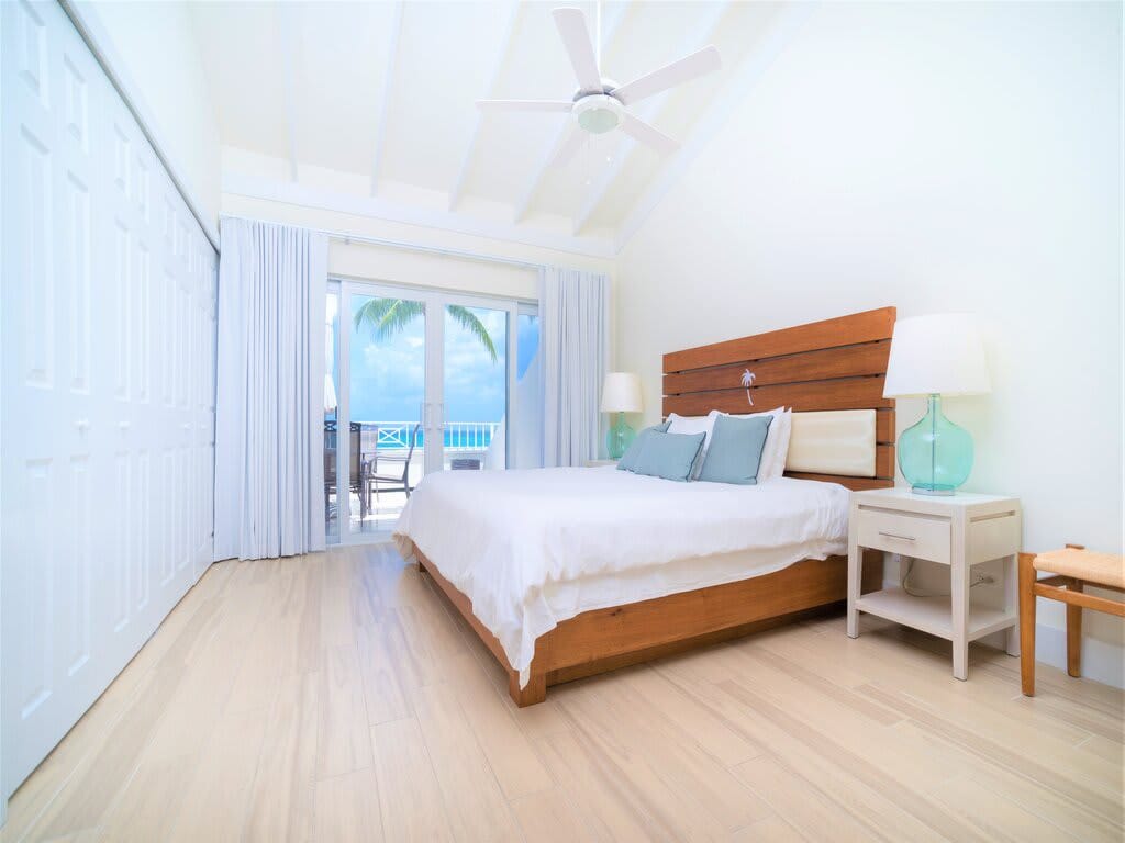 3 Bed Beachfront Penthouse Condo w/ pool + hot tub — George Town, Grand Cayman — vacation rental