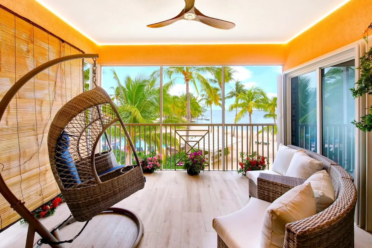 Newly Renovated 2 Bed Beachfront Condo w/Pool+Hot Tub