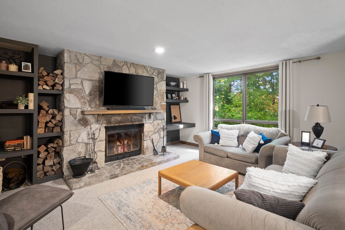 Updated Condo at Base of Mt Snow w Fireplace