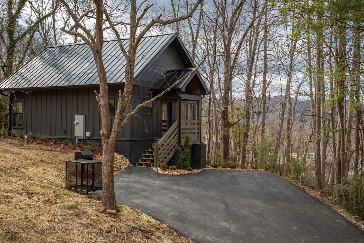 Brand New/1 Mile 2 Downtown Gatlinburg/Park-Like — Gatlinburg, TN — vacation rental
