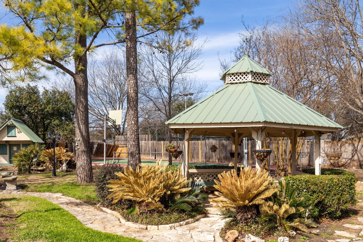 Pickleball, Pool, Garden | The Pony - Portoro
