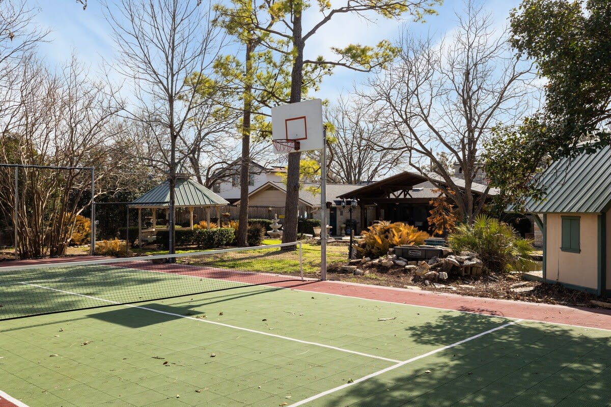 Pickleball, Pool, Garden | The Pony - Portoro