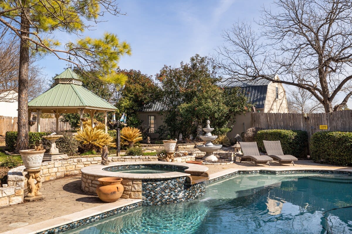 Pickleball, Pool, Garden | The Pony - Portoro