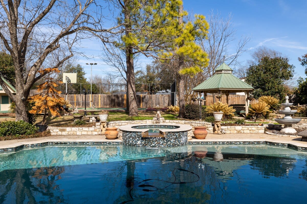 Pickleball, Pool, Garden | The Pony - Portoro