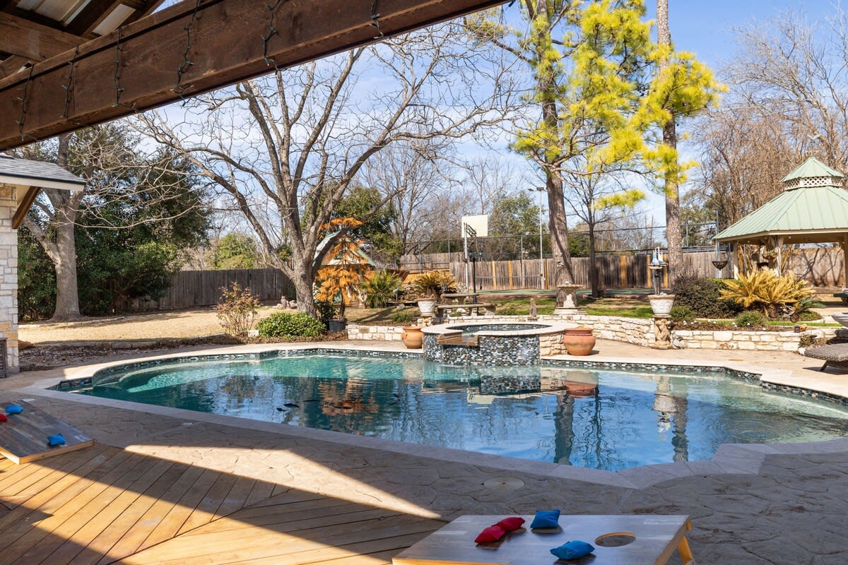 Pickleball, Pool, Garden | The Pony - Portoro