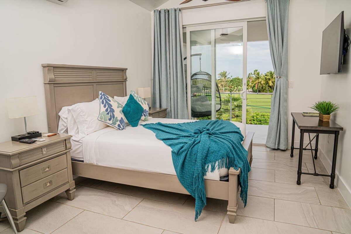 Luxe Private Pool Villa, Golf Course View, BBQ in TKCA 1ZZ Grace Bay, Turks and Caicos Islands