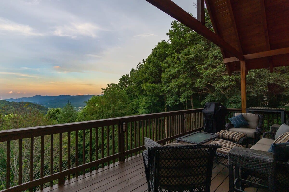 Old Oak Lodge: Mtn Getaway, Views, Hot Tub — Waynesville, NC — vacation rental