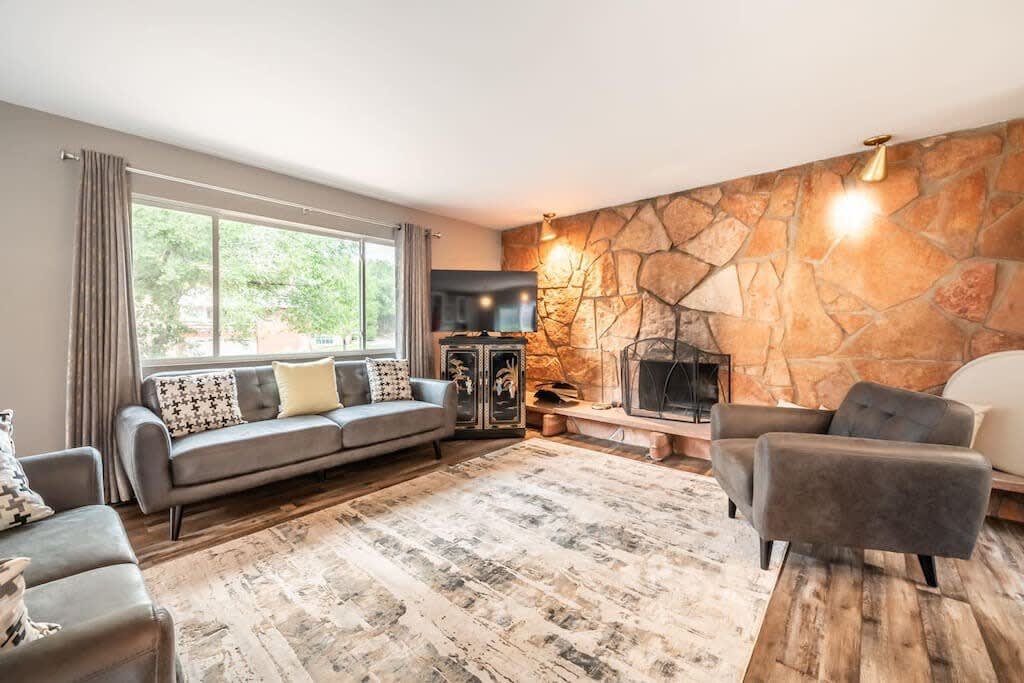 Flagstone Hall! Family Home w/ Scenic Views β Colorado Springs, CO β vacation rental