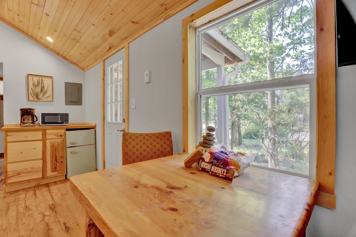 Poconos Cabin | Vaulted Pine | Firepits | Pets OK