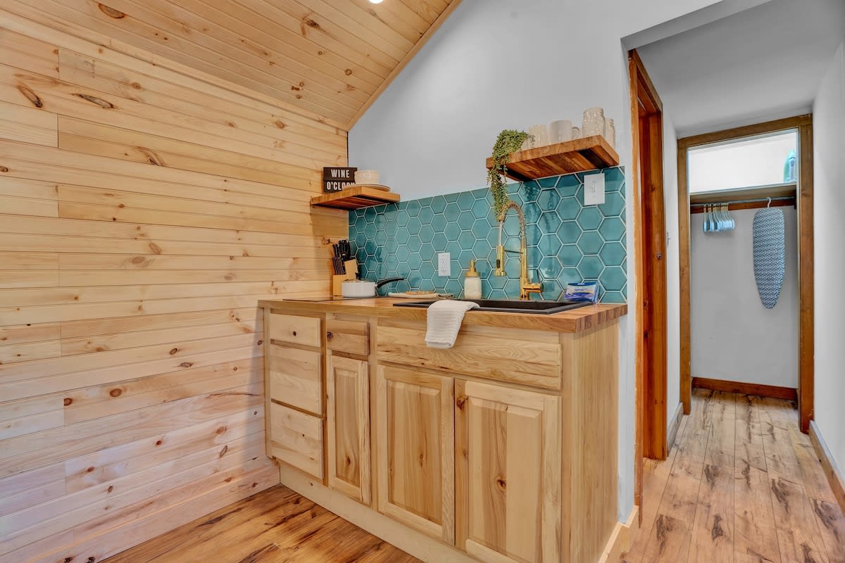 Poconos Cabin | Vaulted Pine | Firepits | Pets OK