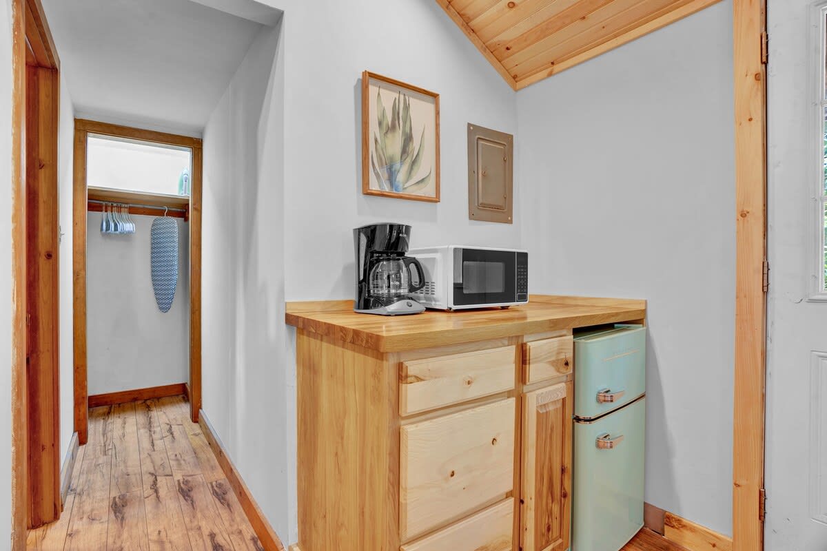 Poconos Cabin | Vaulted Pine | Firepits | Pets OK