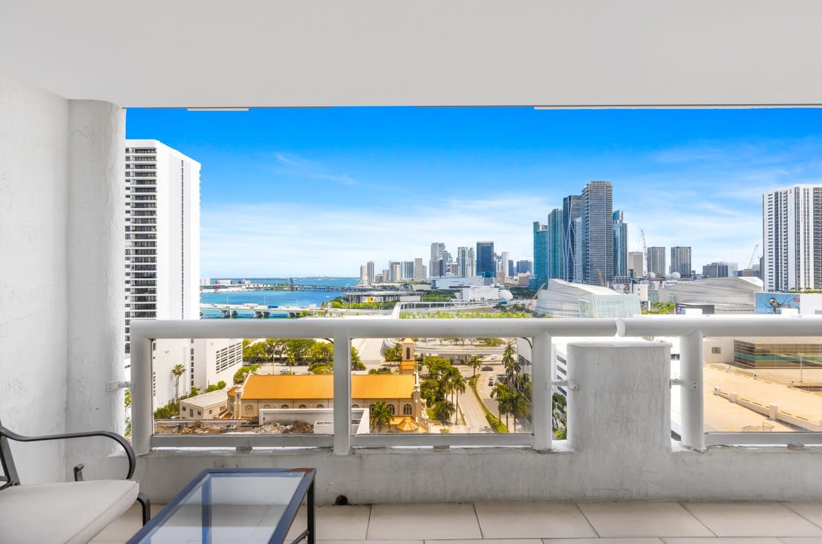 Bay Overlooking Condo | Downtown | StayCozy