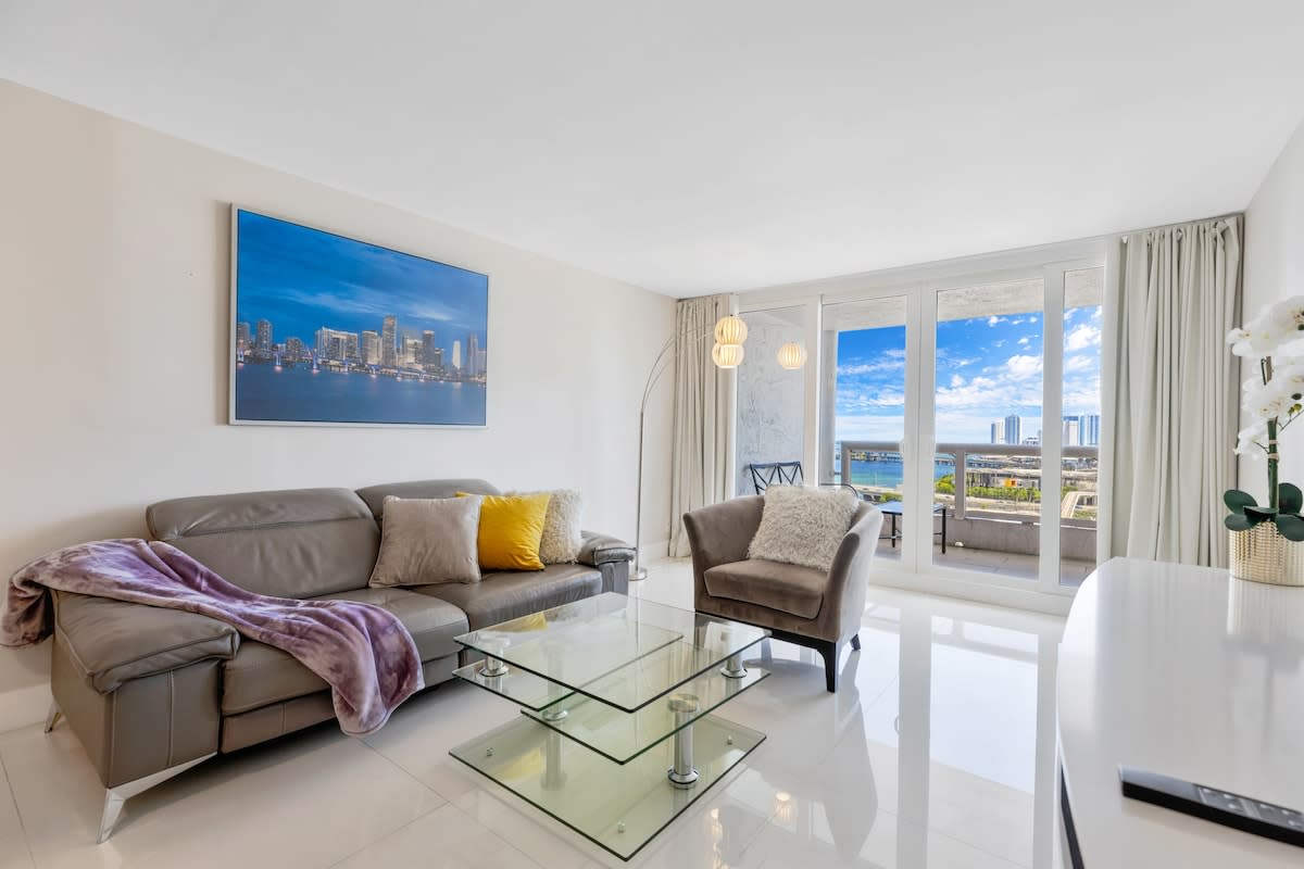 Bay Overlooking Condo | Downtown | StayCozy