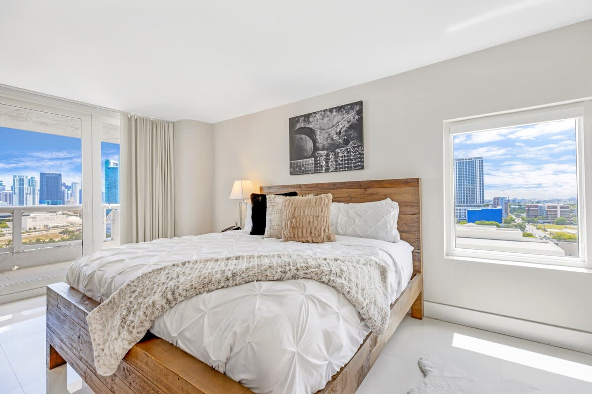 Bay Overlooking Condo | Downtown | StayCozy