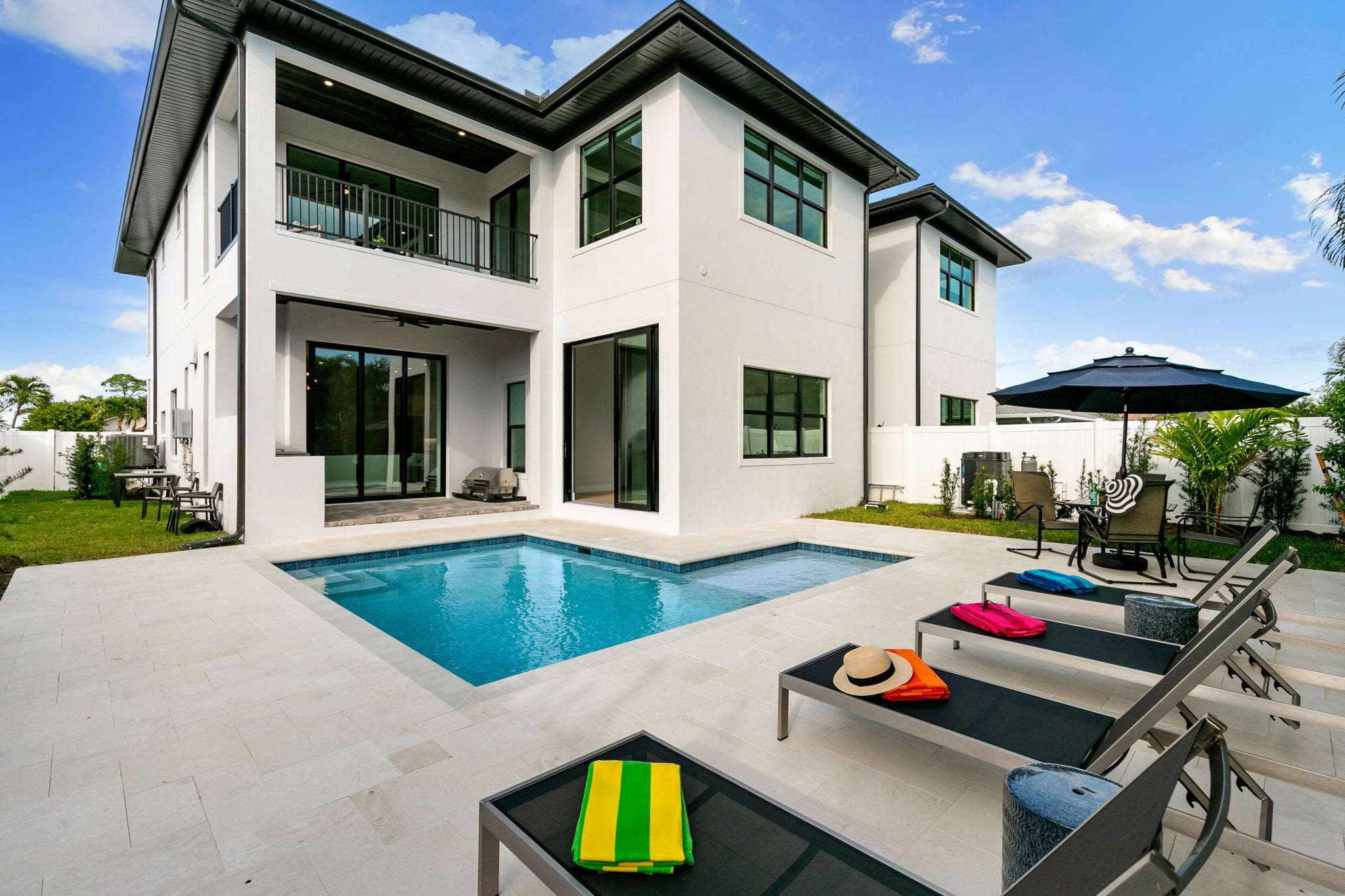 560 Perfectly Situated · Walk 2 Beaches & The Ritz — Naples, FL — vacation rental