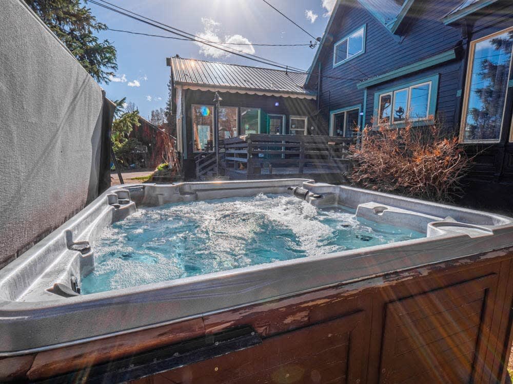 Elegant Suite: Hot Tub, Pool Table, BBQ, Sauna — Leadville, CO — vacation rental