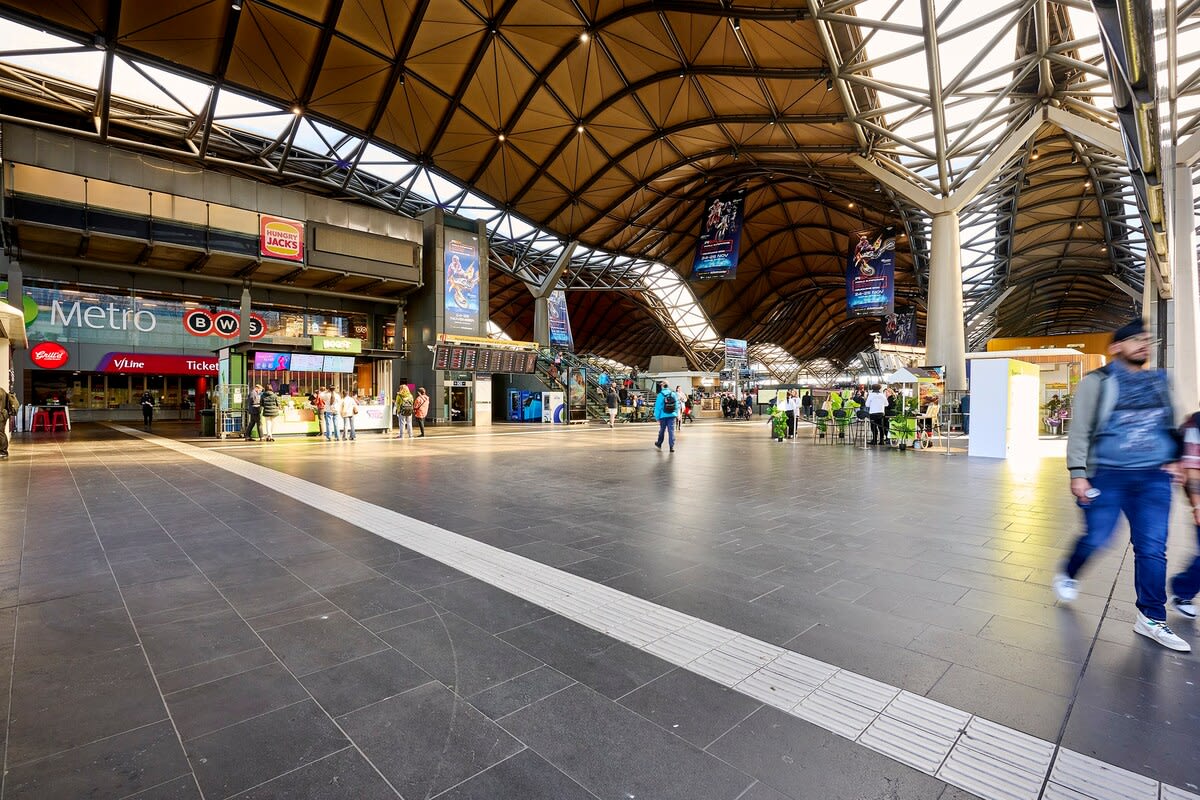 Southern Cross Station - 2 Min walk from the Apartment