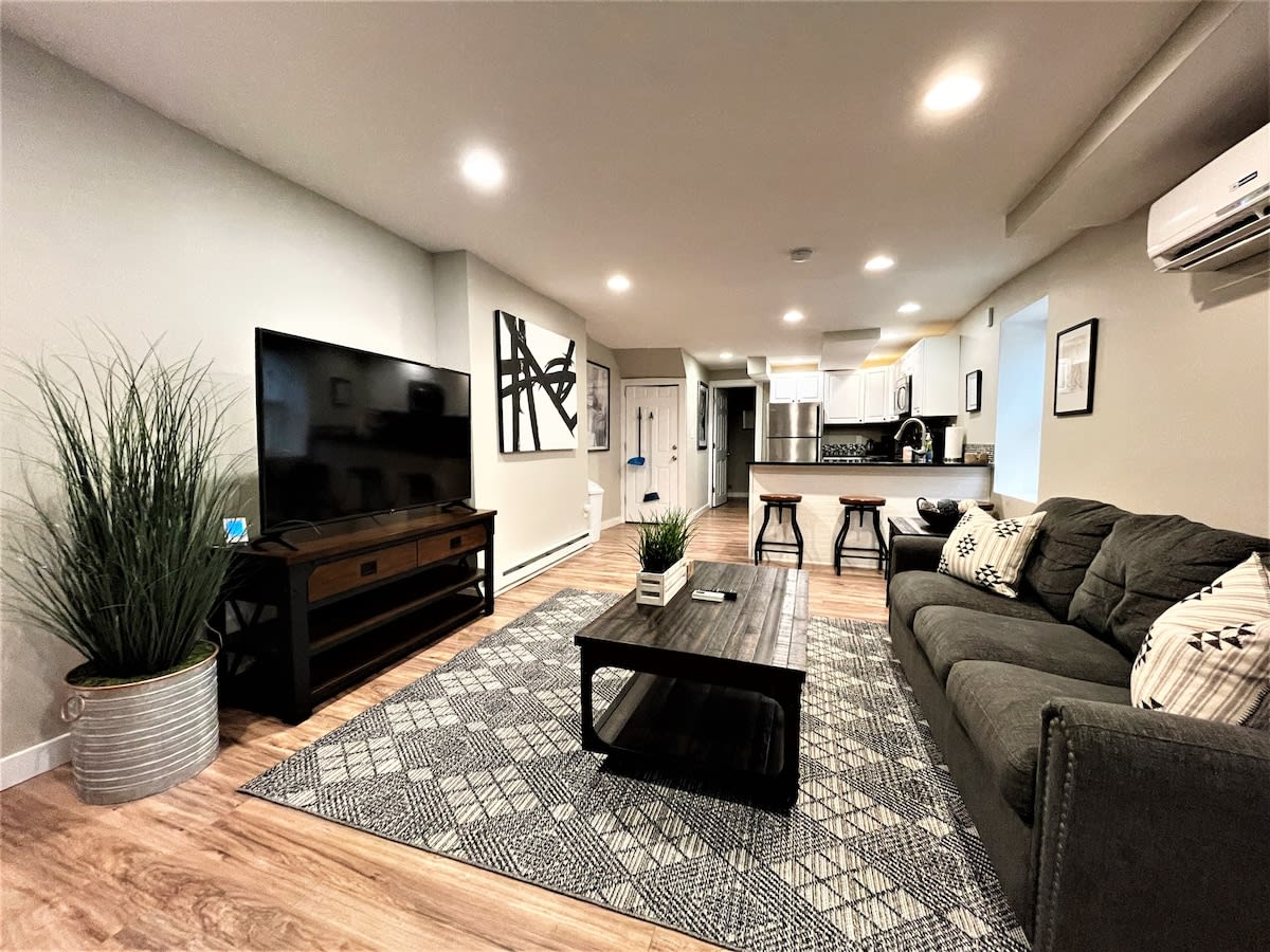 Boardwalk- Modern Oasis with King Bed, Fast WiFi & Easy Parking