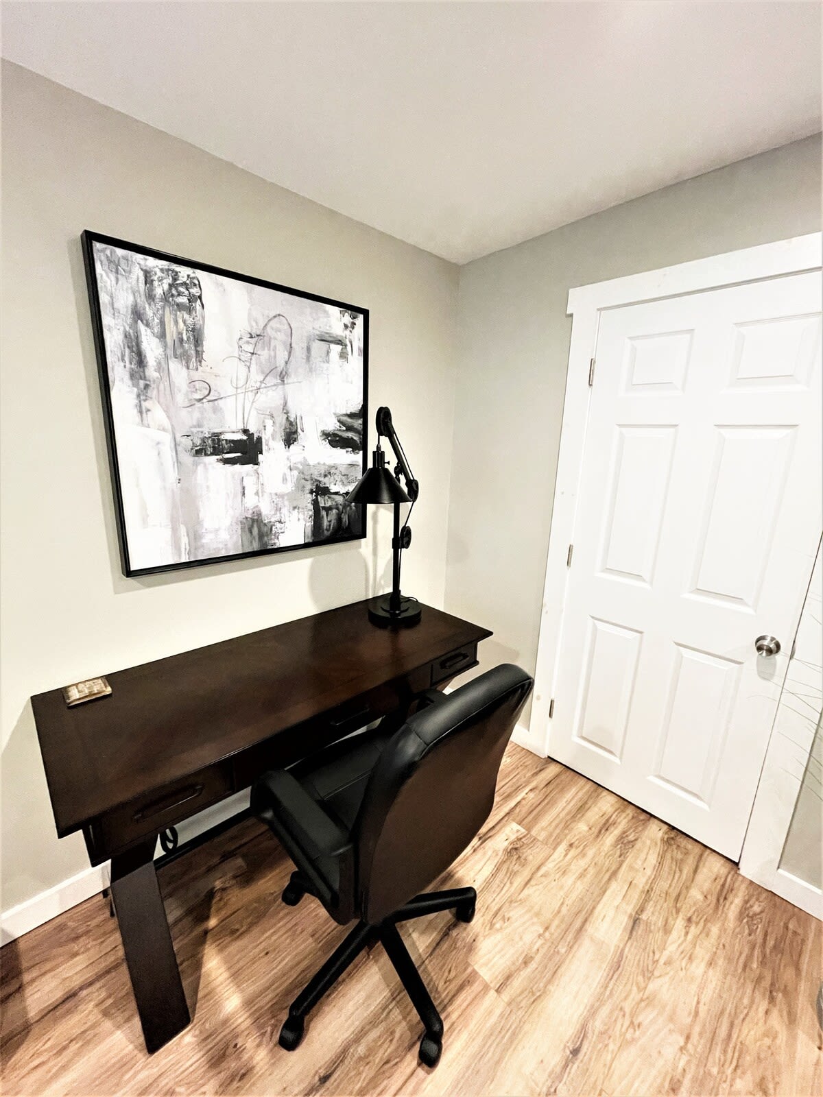 Boardwalk- Modern Oasis with King Bed, Fast WiFi & Easy Parking 4