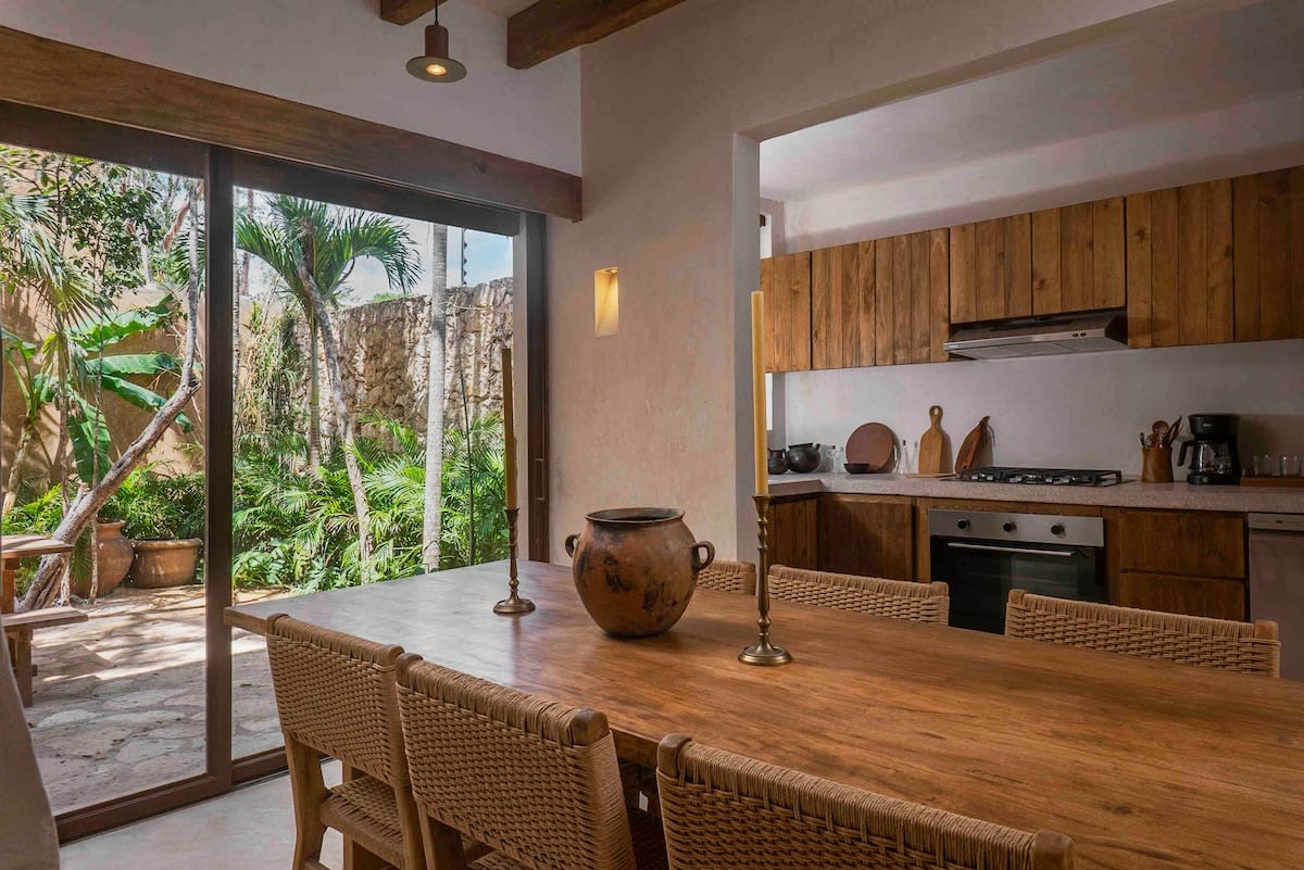 Dining area, suited for 6 seated guests