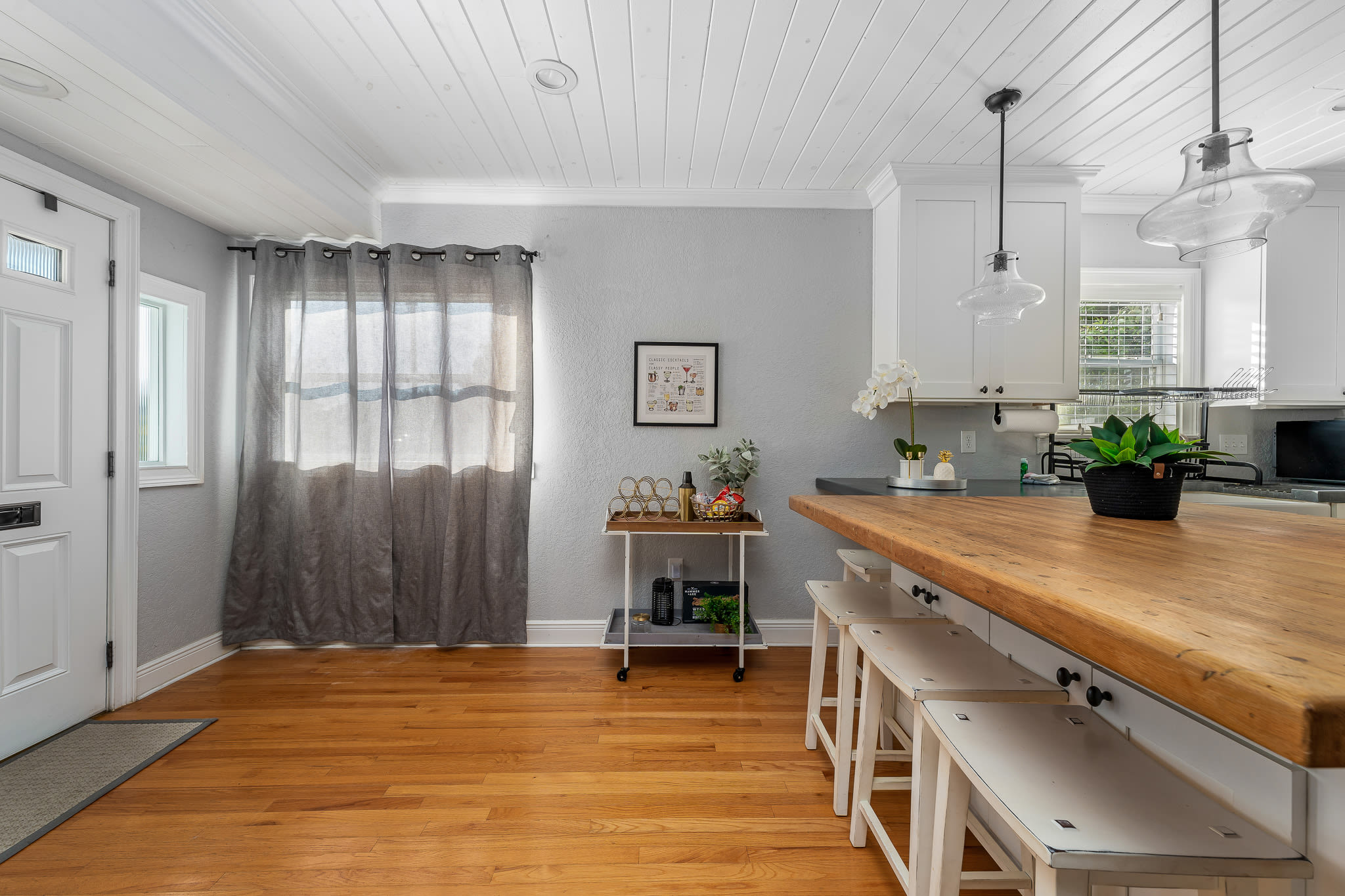 Tiny home w/outdoor kitchen & walk‑in shower