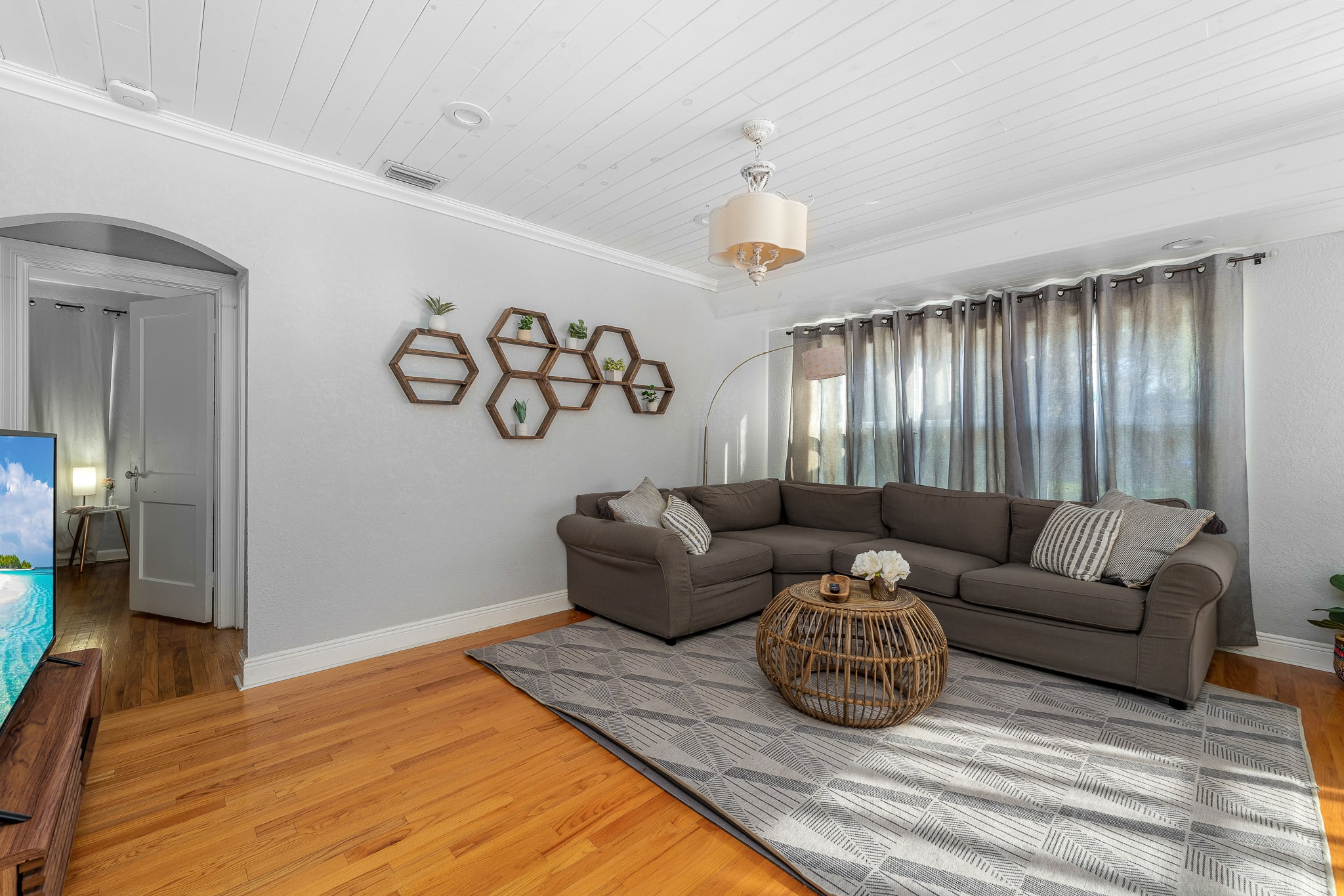 Tiny home w/outdoor kitchen & walk‑in shower