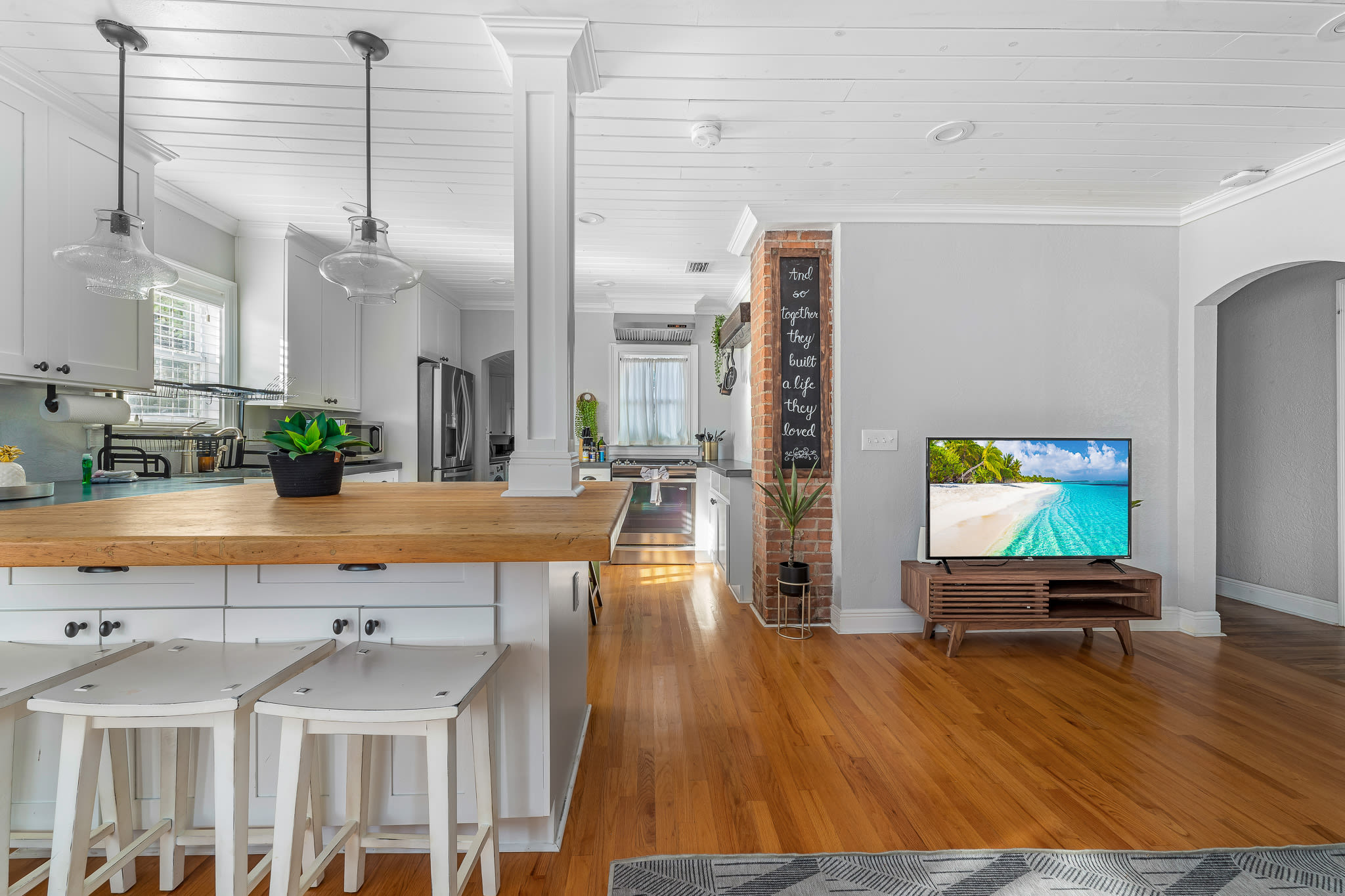 Tiny home w/outdoor kitchen & walk‑in shower