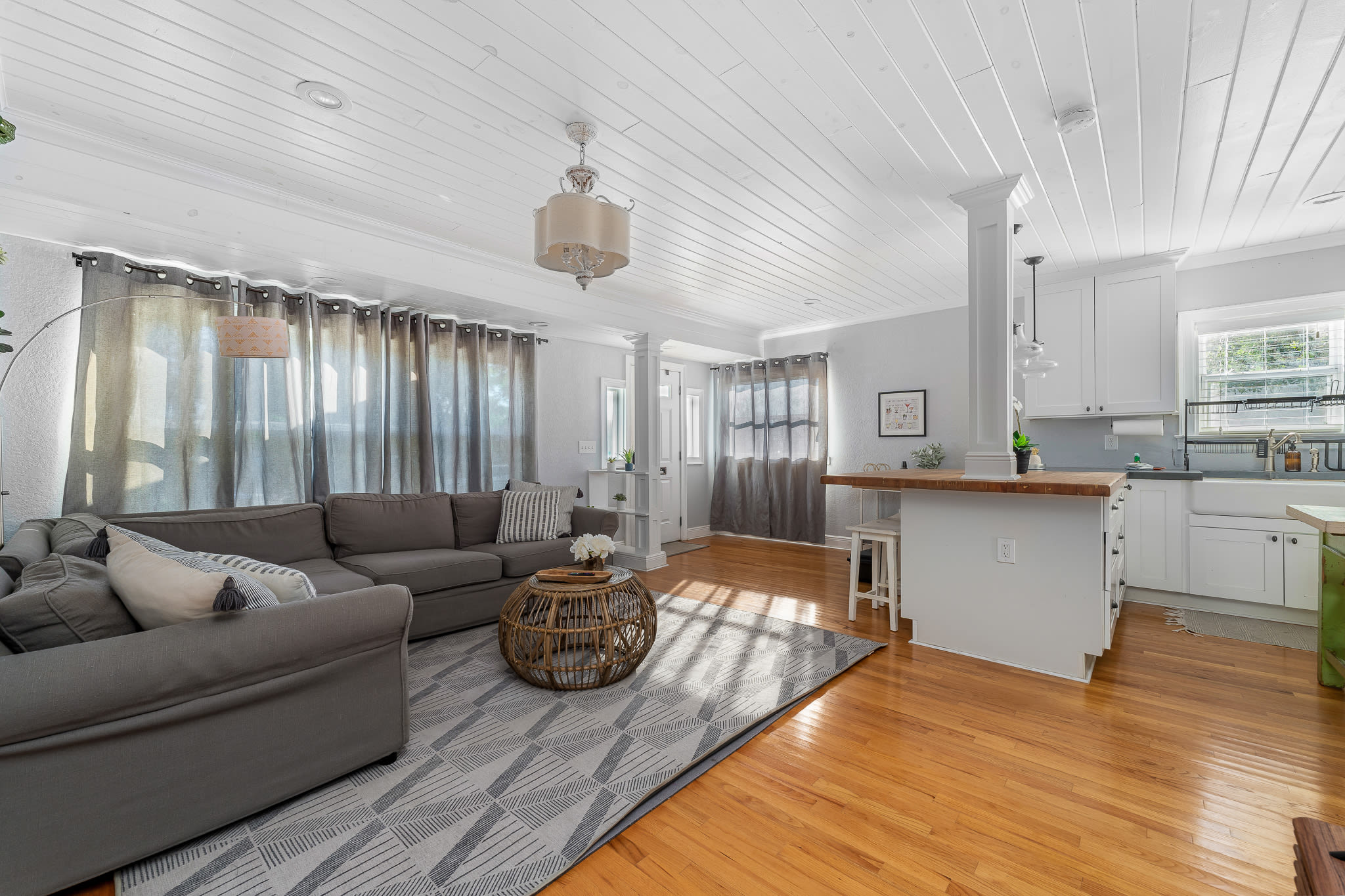 Tiny home w/outdoor kitchen & walk‑in shower