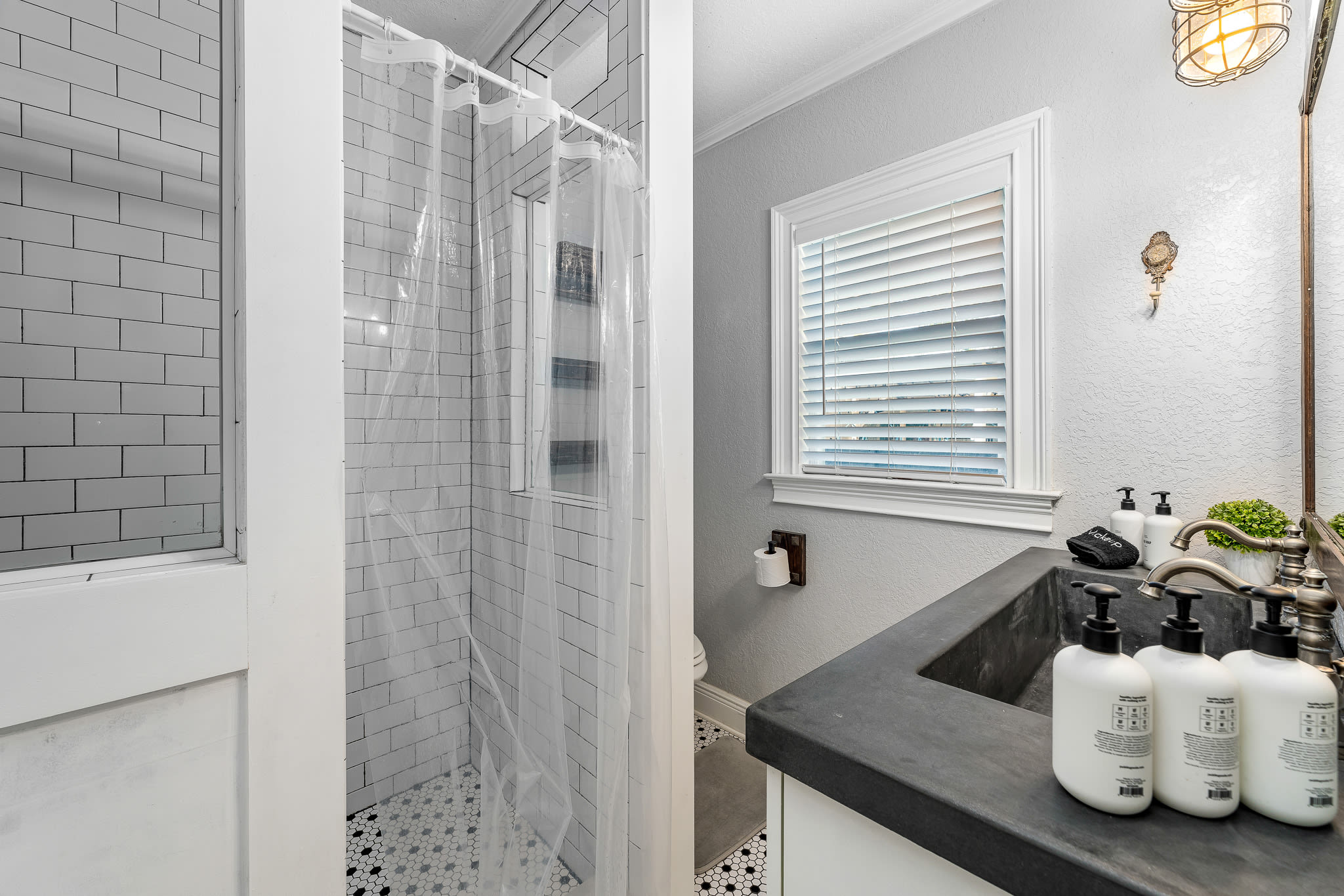 Tiny home w/outdoor kitchen & walk‑in shower