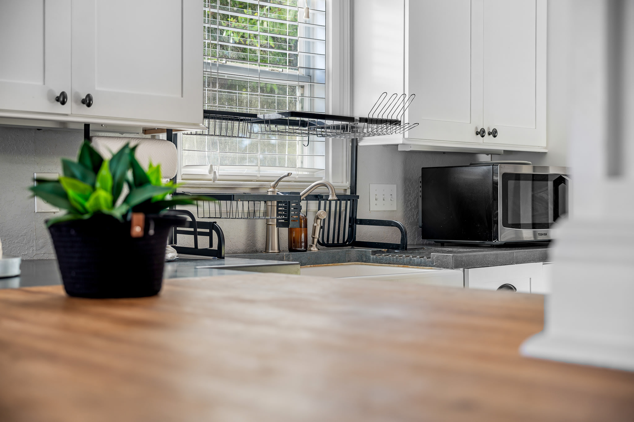 Tiny home w/outdoor kitchen & walk‑in shower