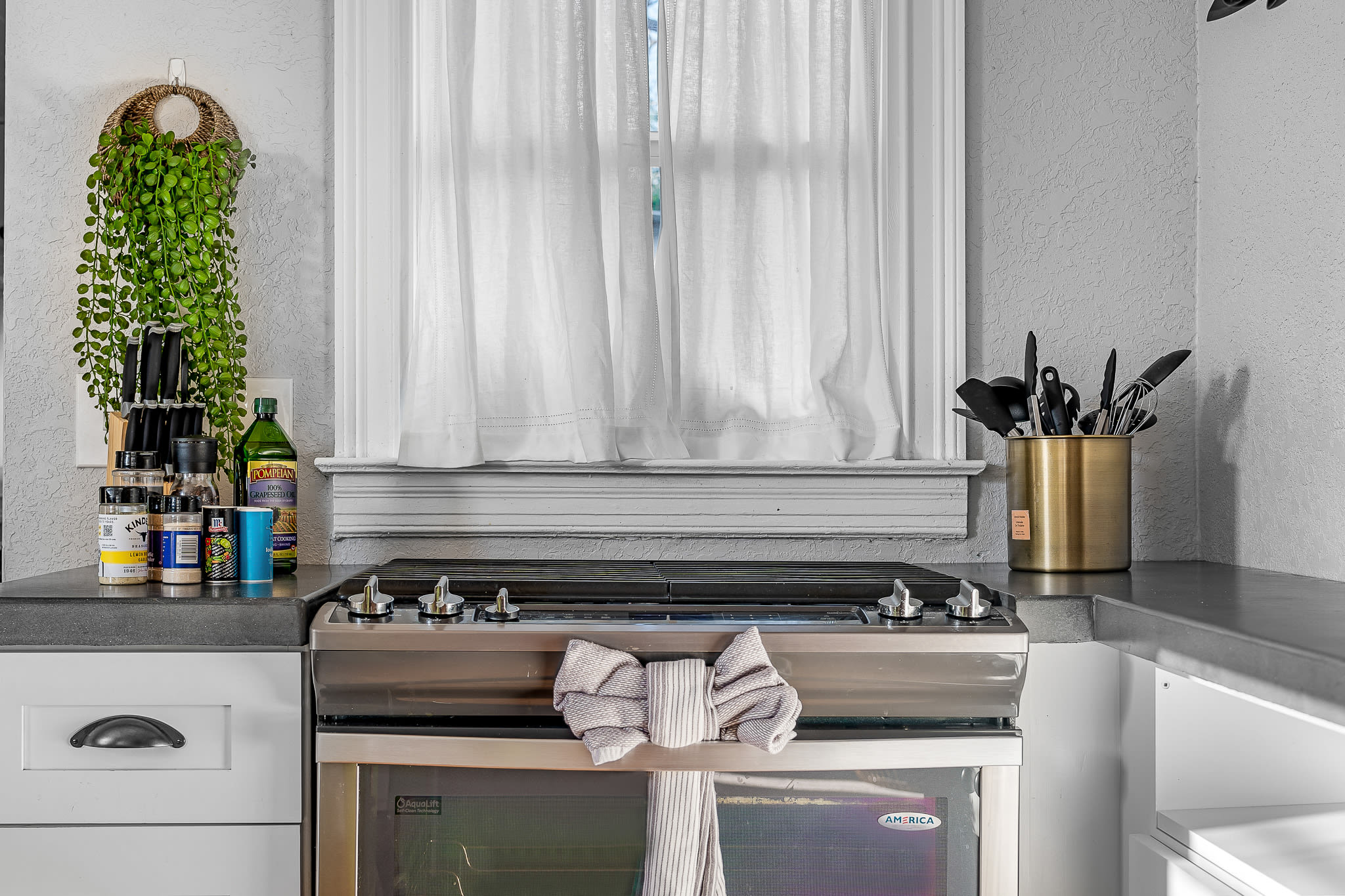 Tiny home w/outdoor kitchen & walk‑in shower