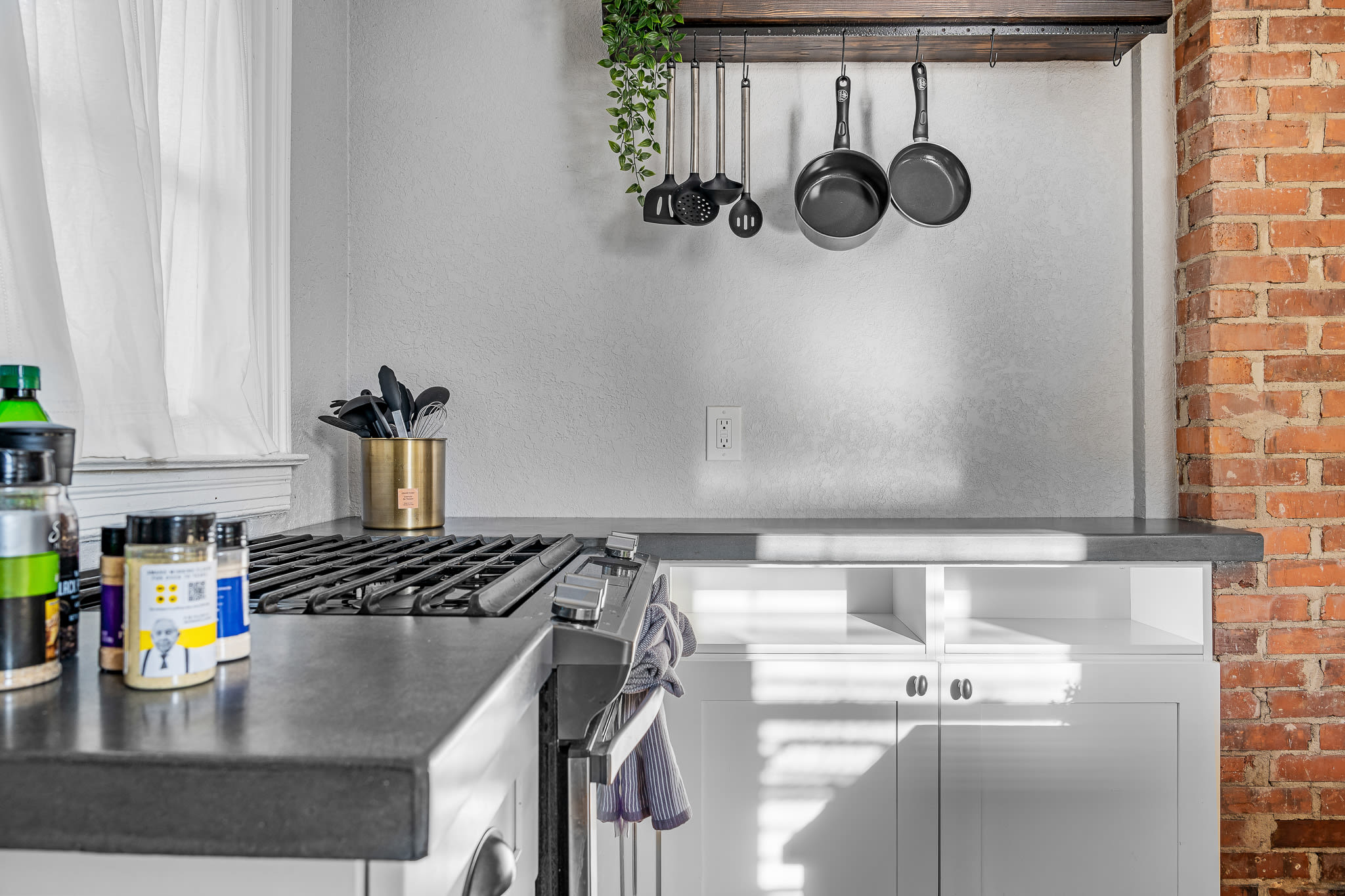 Tiny home w/outdoor kitchen & walk‑in shower