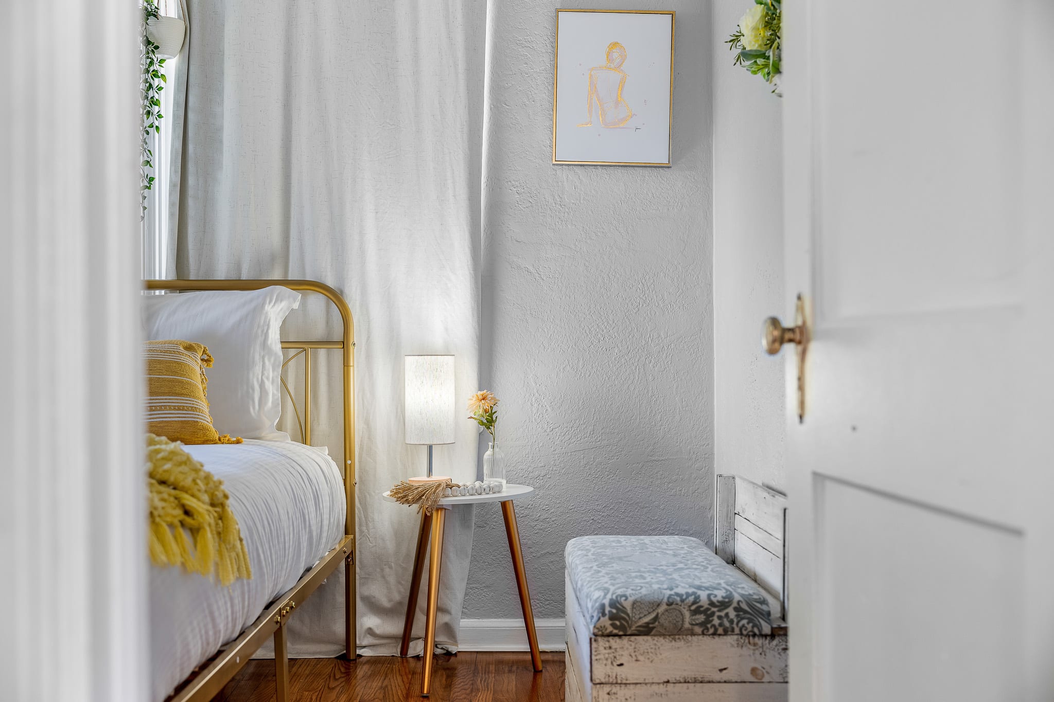 Tiny home w/outdoor kitchen & walk‑in shower