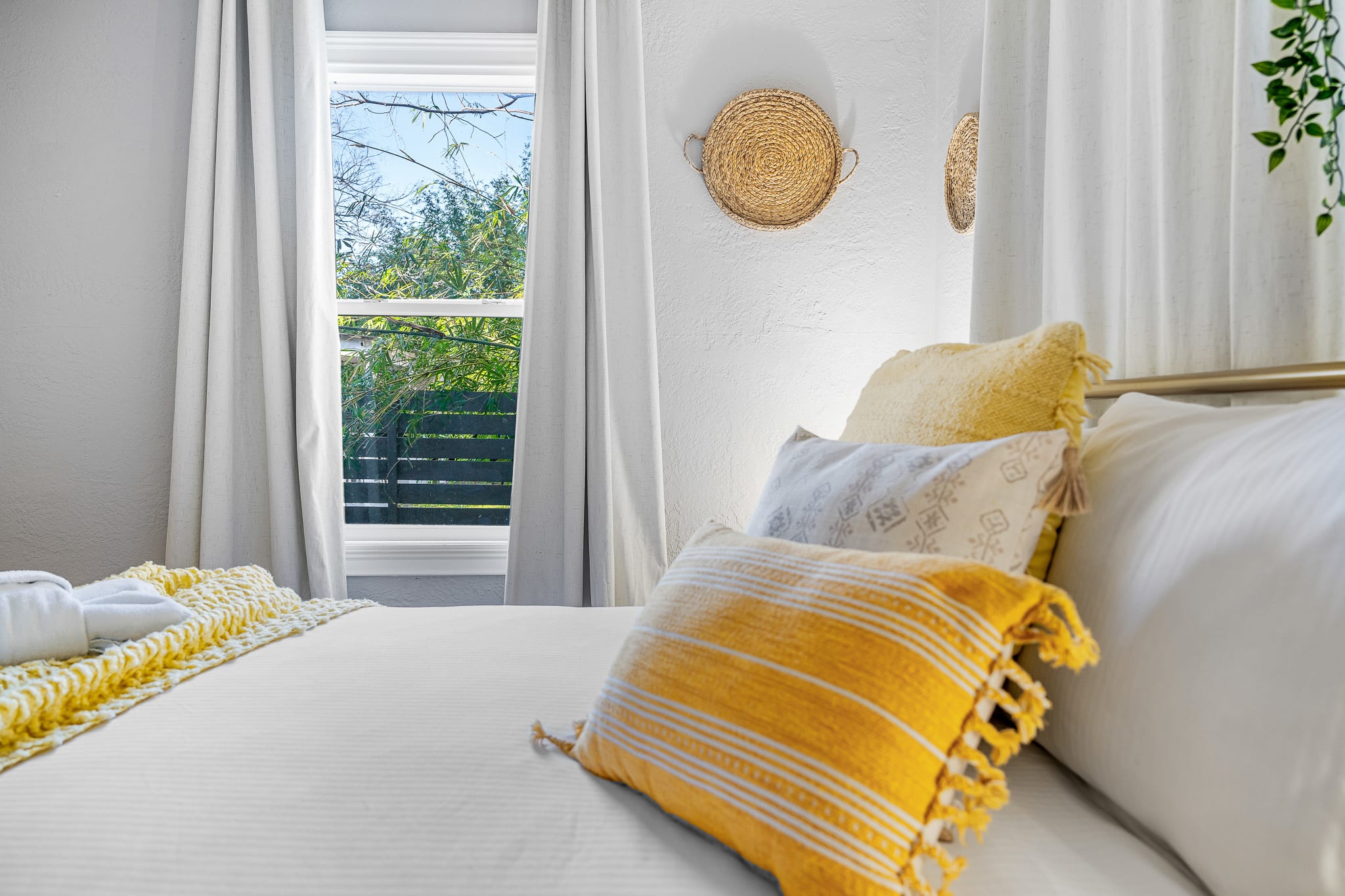 Tiny home w/outdoor kitchen & walk‑in shower