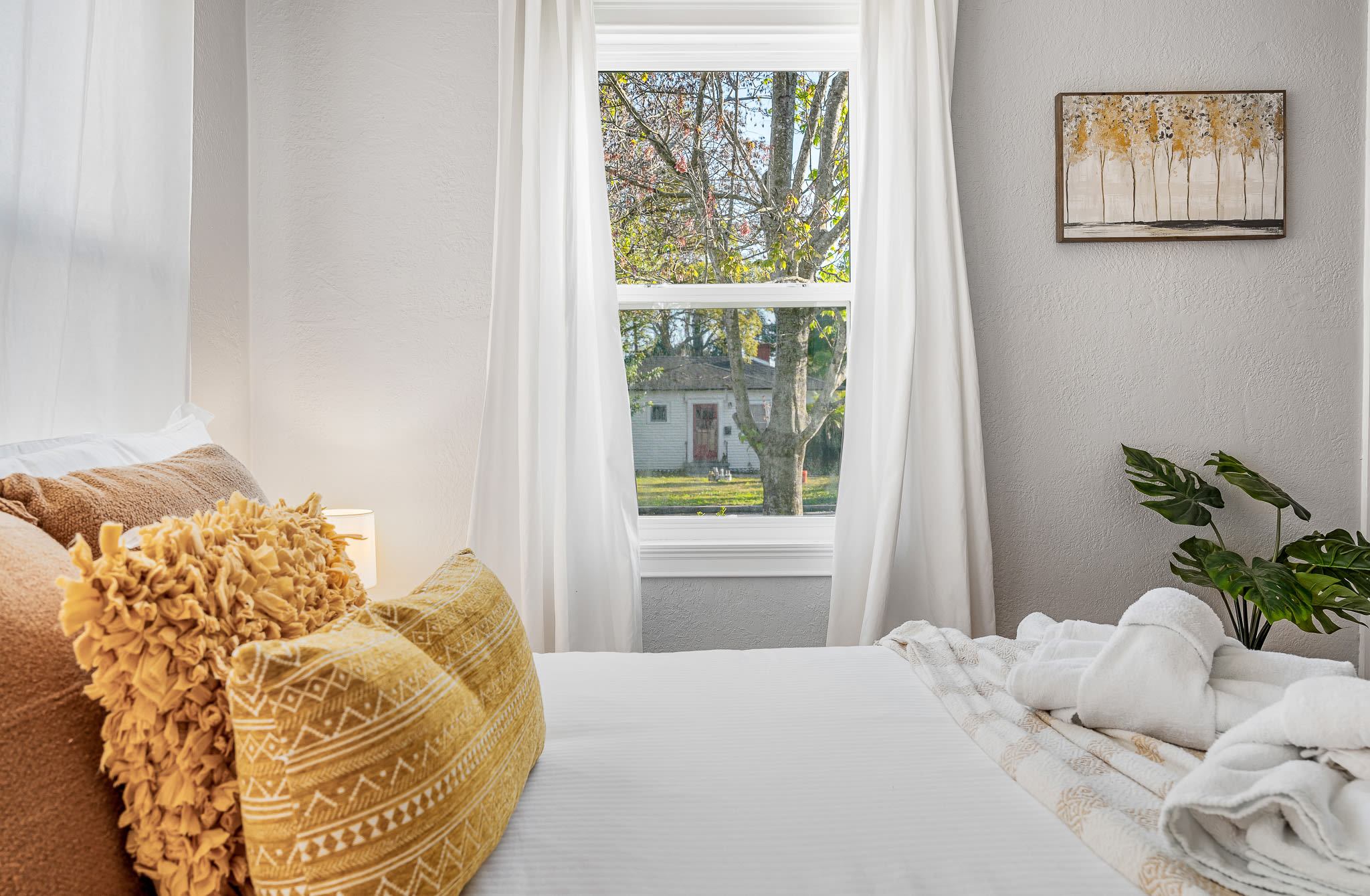 Tiny home w/outdoor kitchen & walk‑in shower