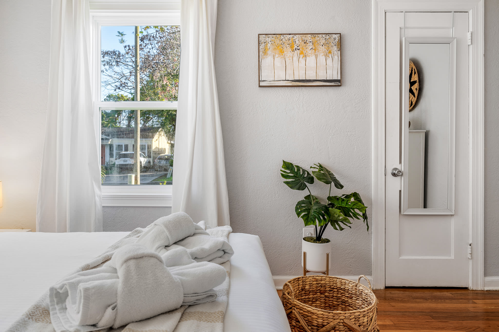 Tiny home w/outdoor kitchen & walk‑in shower