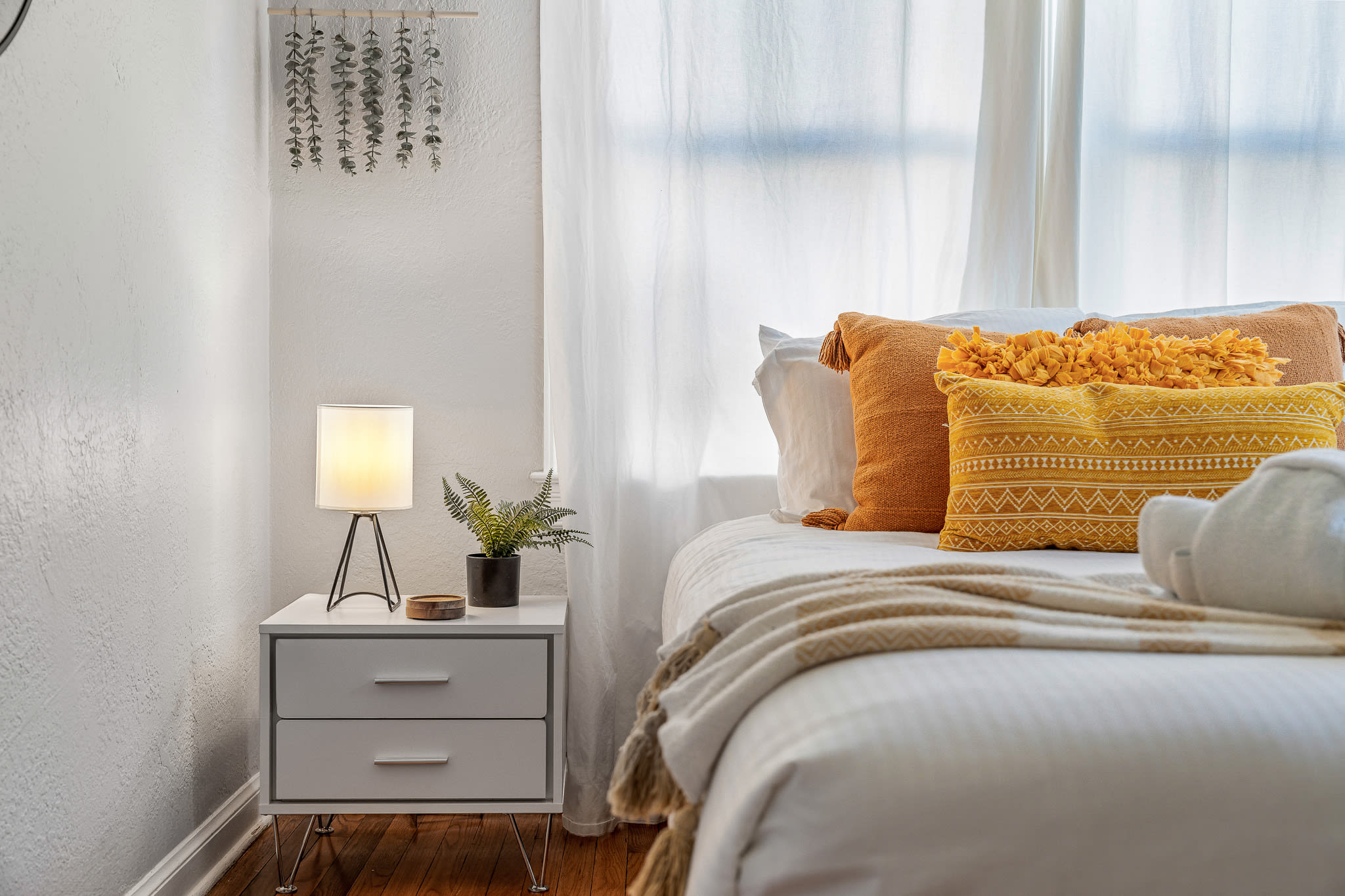 Tiny home w/outdoor kitchen & walk‑in shower