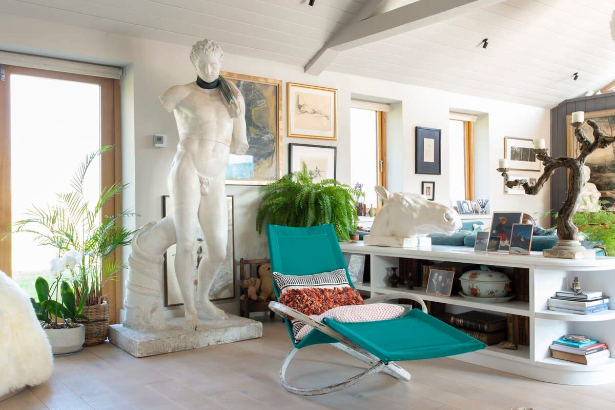 Surround yourself with beautiful artwork, furniture and luxury furnishing.