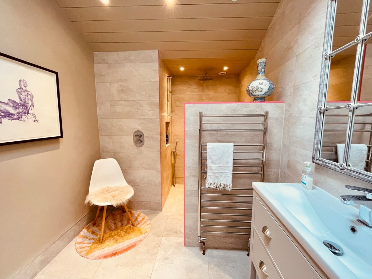 Spacious ensuite shower.